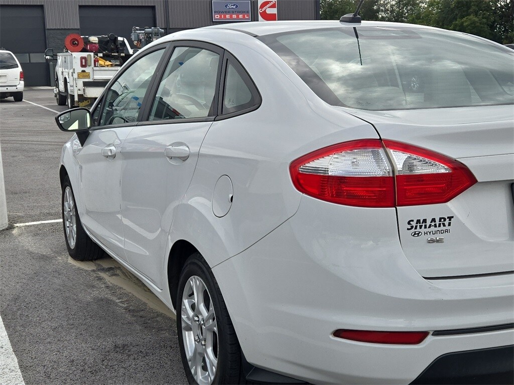 2015 Ford Fiesta SE photo 2
