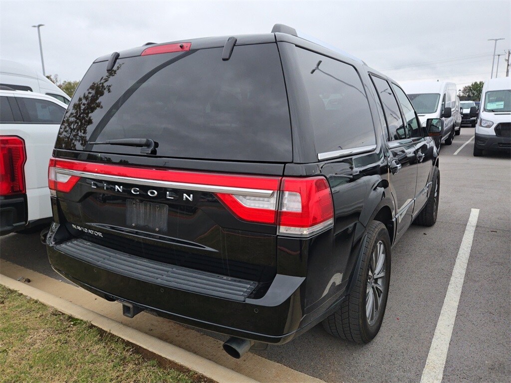 2017 Lincoln Navigator Select photo 3