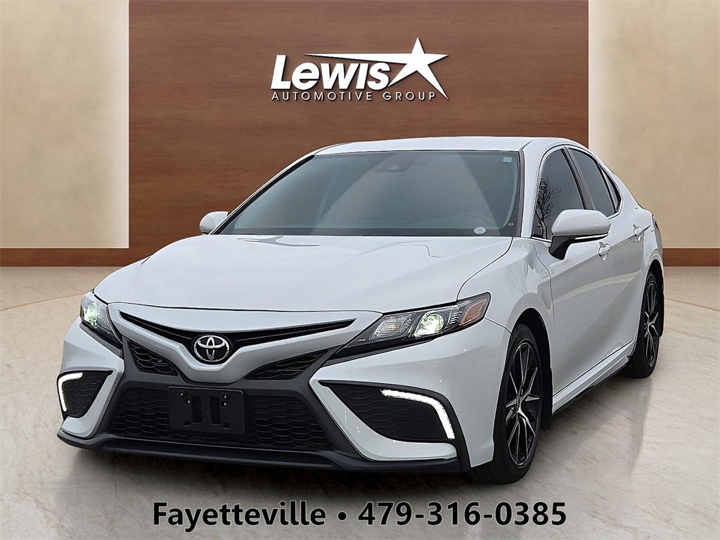 2024 Toyota Camry SE's photo