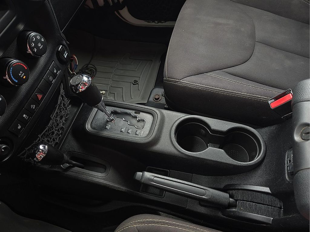 2013 Jeep Wrangler Unlimited Sahara - Photo 20