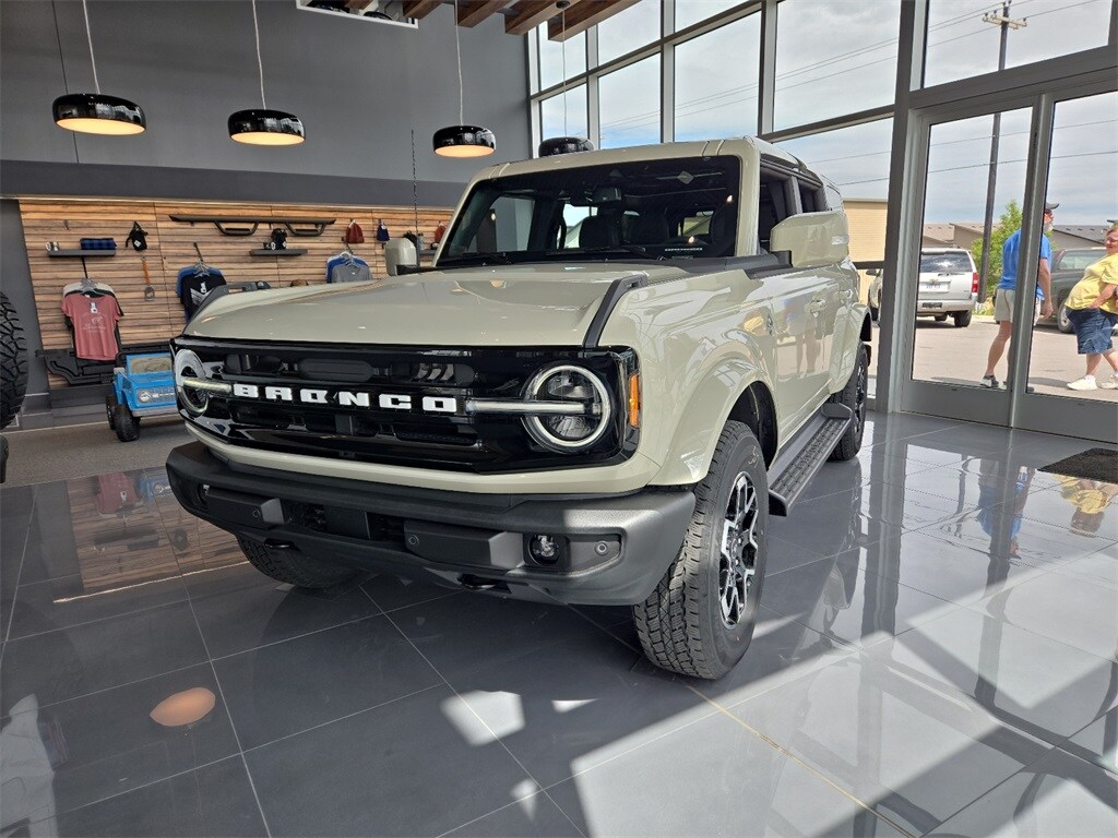 2025 Ford Bronco Outer Banks photo 2