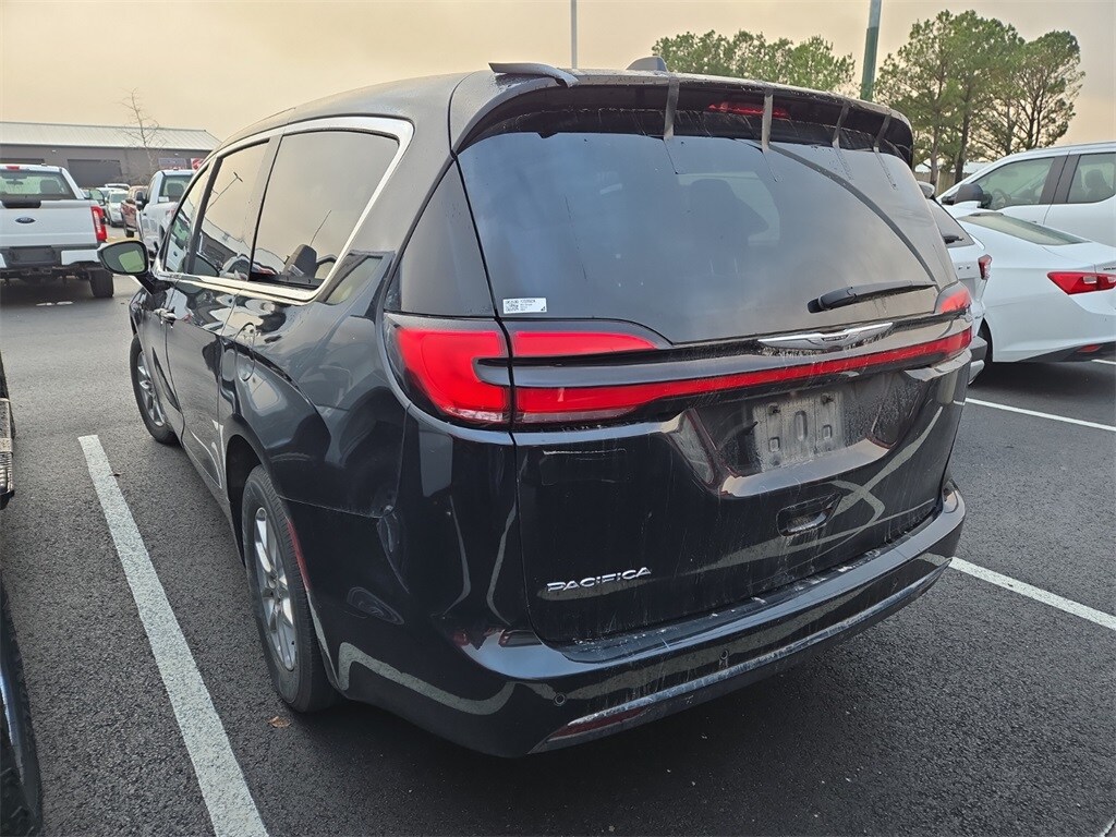 2024 Chrysler Pacifica Touring L photo 2