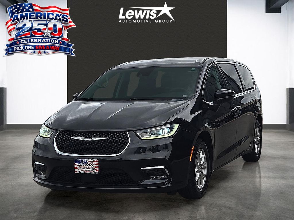 2023 Chrysler Pacifica Touring L's photo