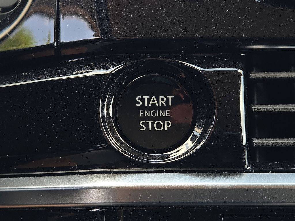 2025 Nissan Pathfinder SV - Photo 17