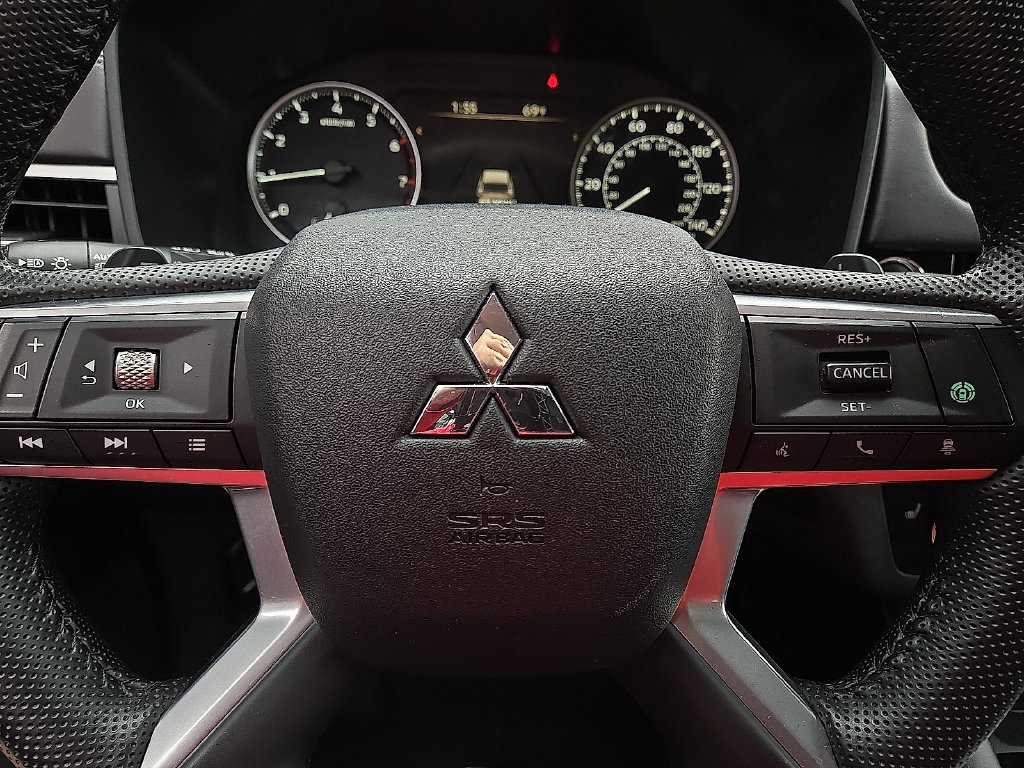 2025 Mitsubishi Outlander SE - Photo 17