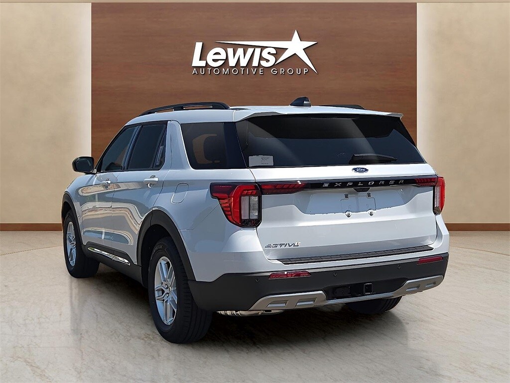 2025 Ford Explorer photo 3