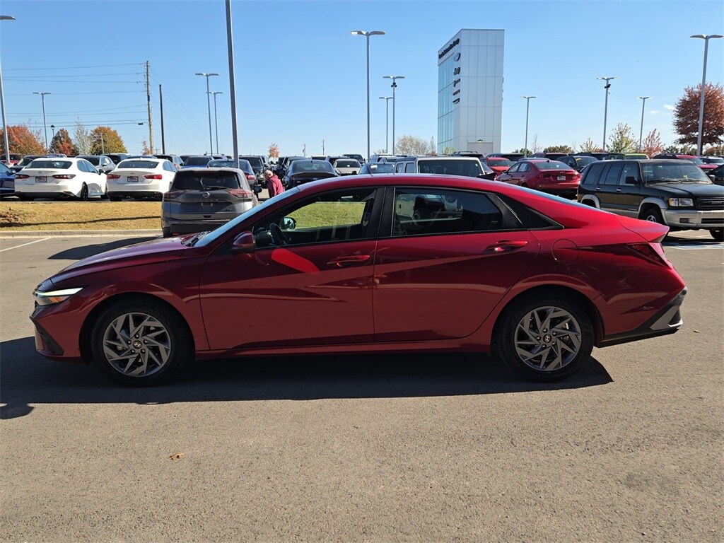 2024 Hyundai Elantra SEL photo 2