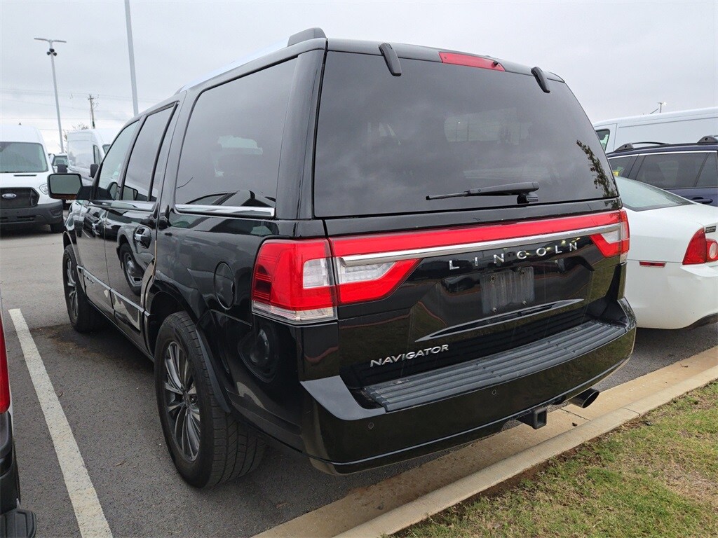 2017 Lincoln Navigator Select photo 2