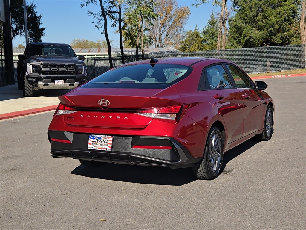 2024 Hyundai Elantra SEL photo 4