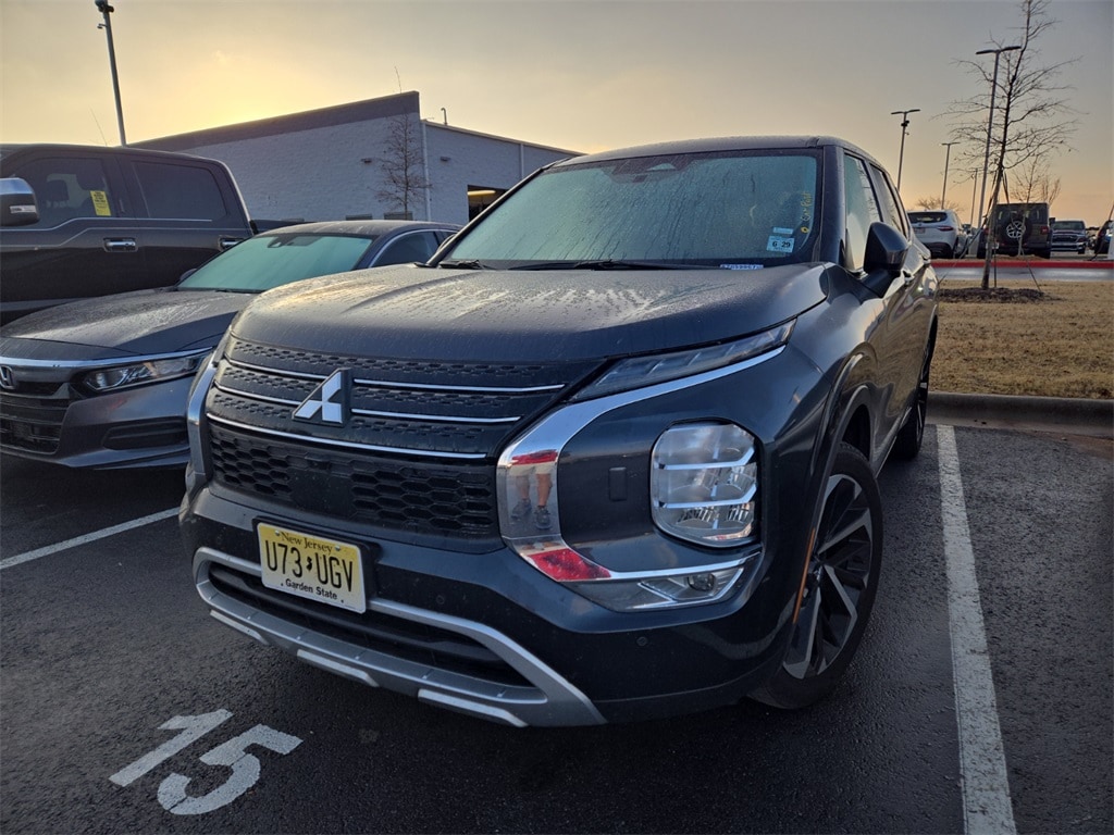 2024 Mitsubishi Outlander SE's photo