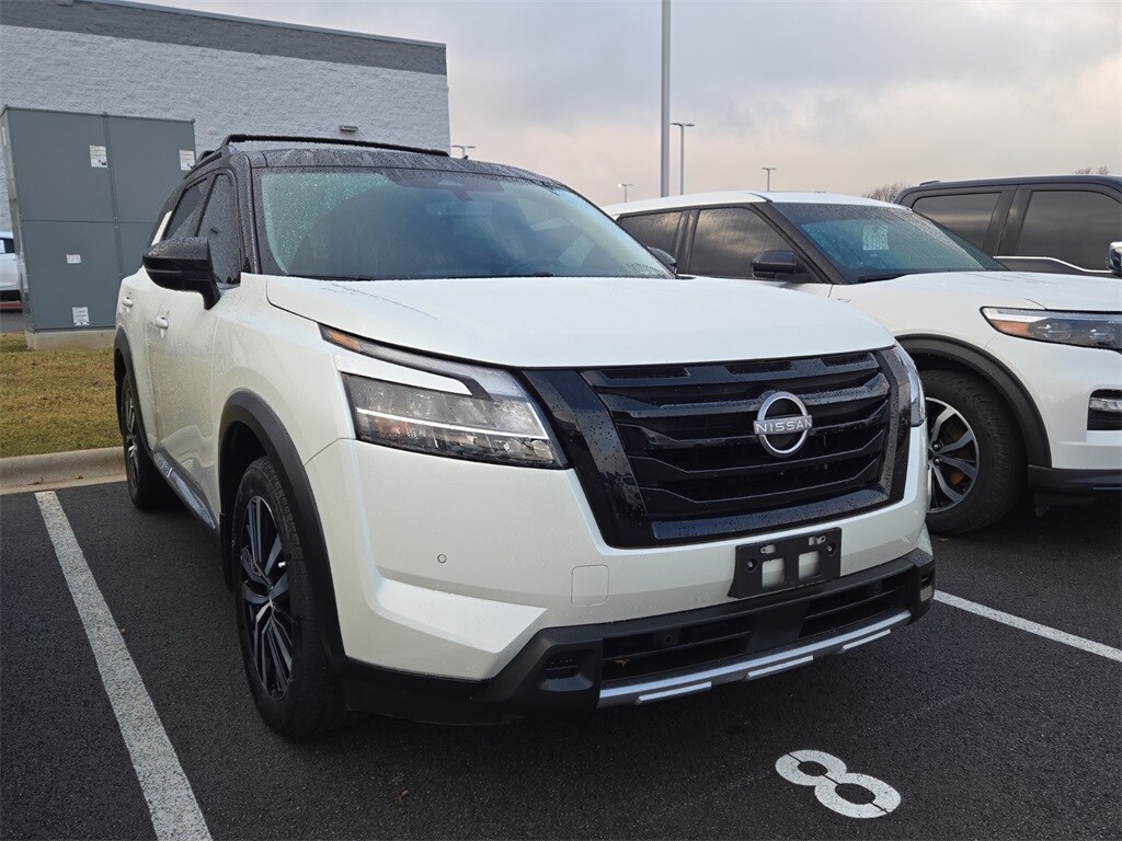 2024 Nissan Pathfinder Platinum photo 3