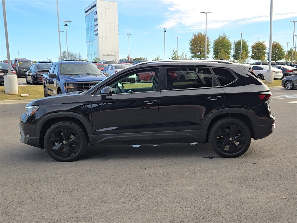 2025 Volkswagen Taos SE photo 2