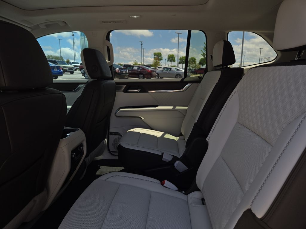 2024 GMC Acadia Denali - Photo 10