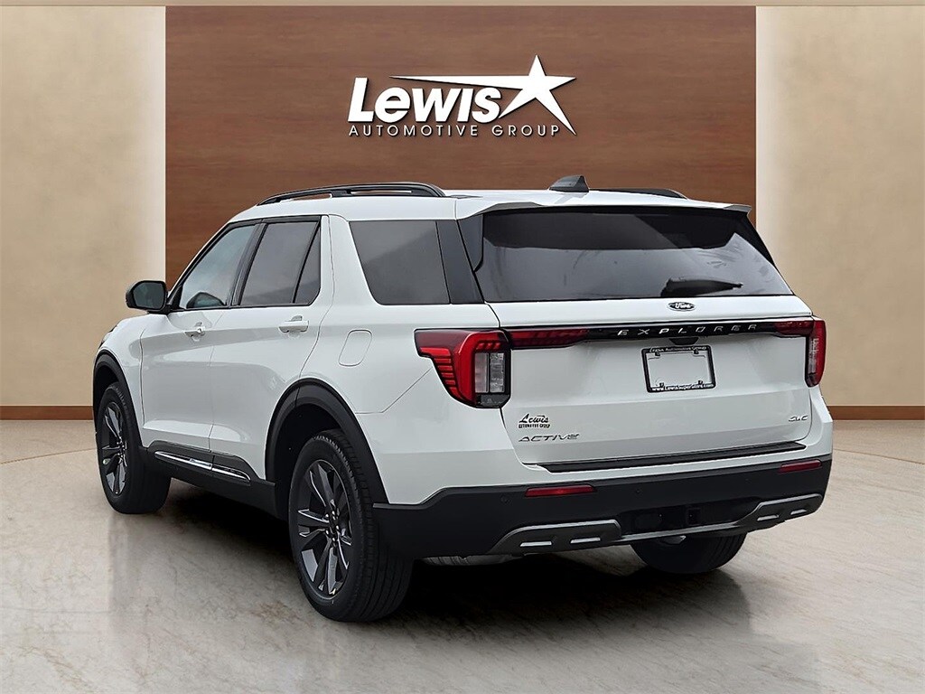 2025 Ford Explorer photo 2