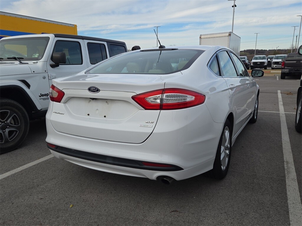 2013 Ford Fusion SE photo 2