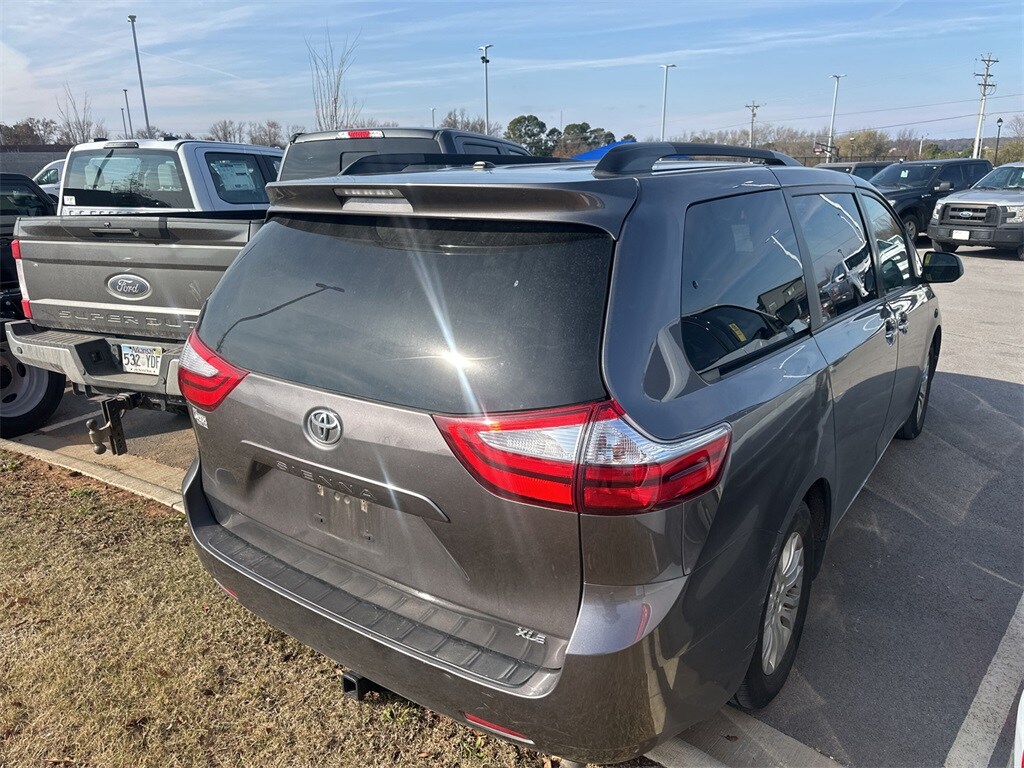 2016 Toyota Sienna L photo 3