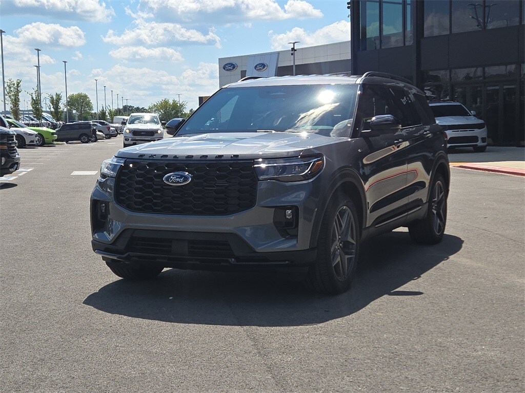 2025 Ford Explorer ST-Line photo 2