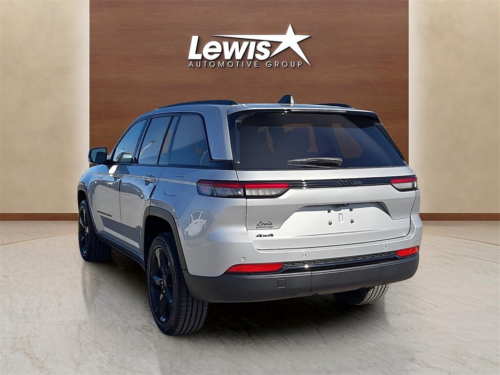 2024 Jeep Grand Cherokee Altitude photo 2