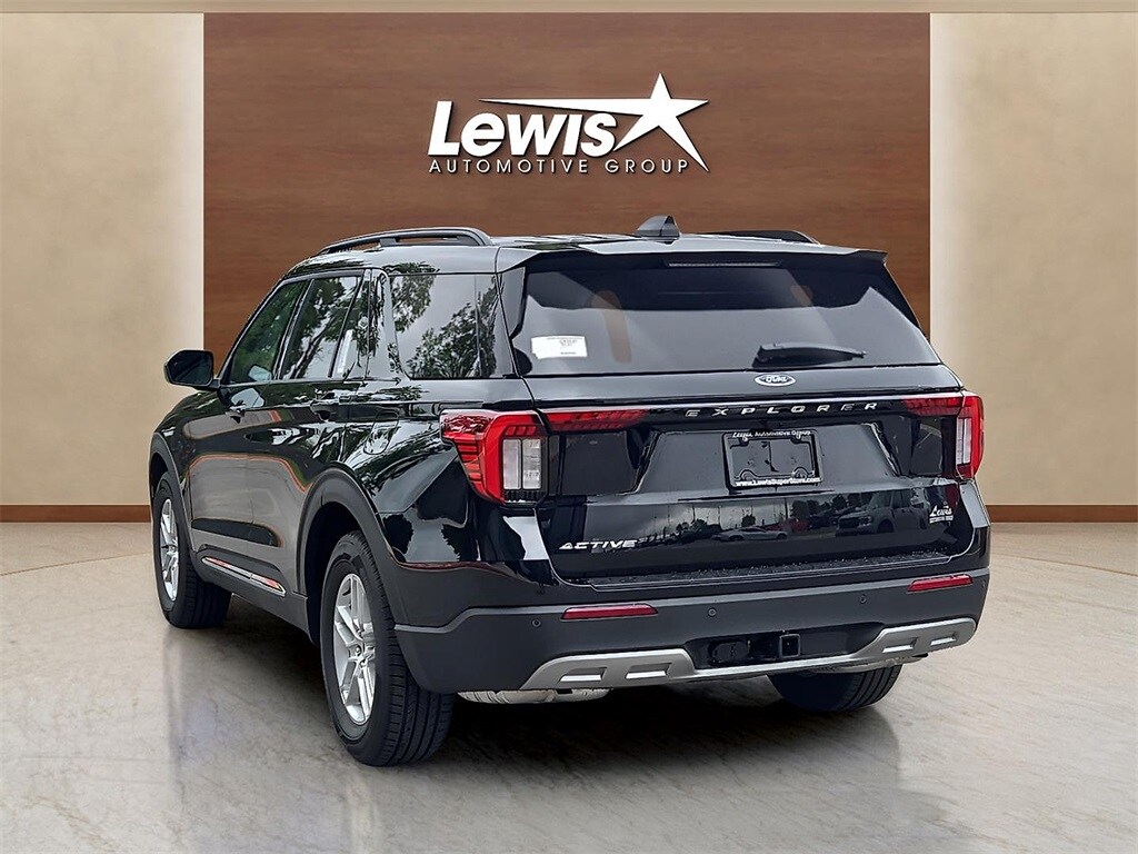 2025 Ford Explorer photo 2