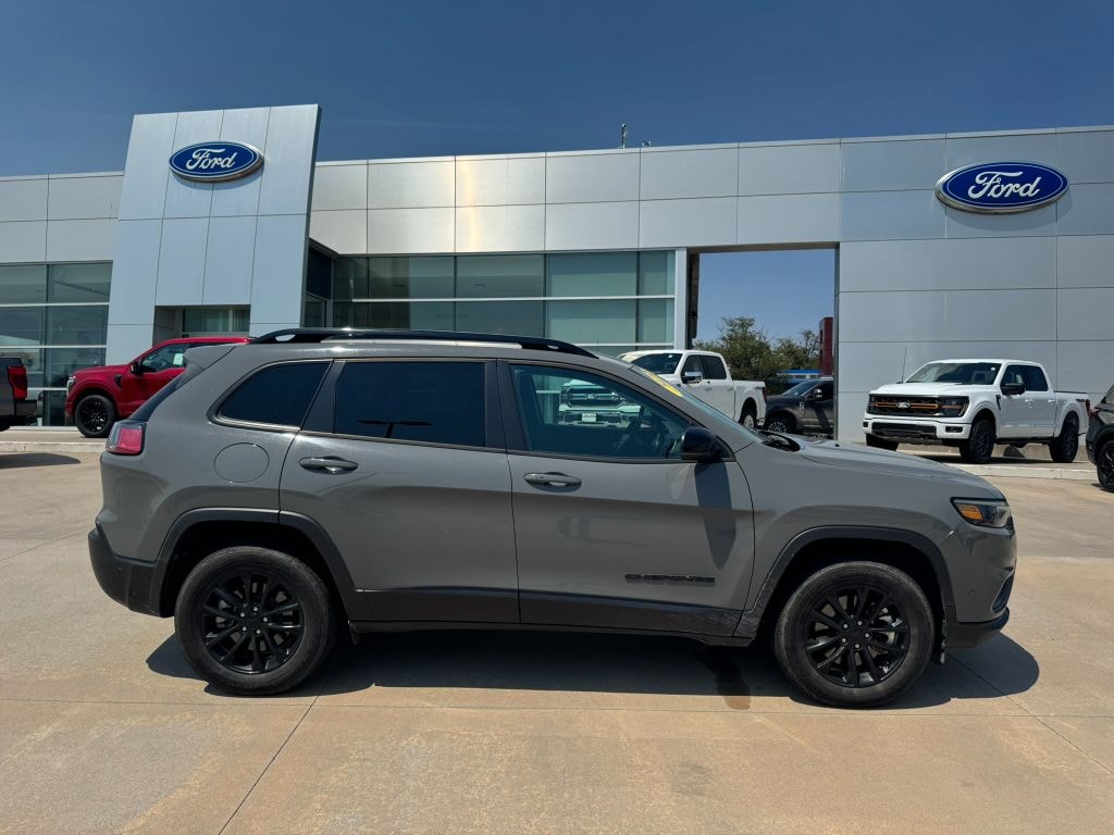 Used 2023 Jeep Cherokee Altitude Lux SUV