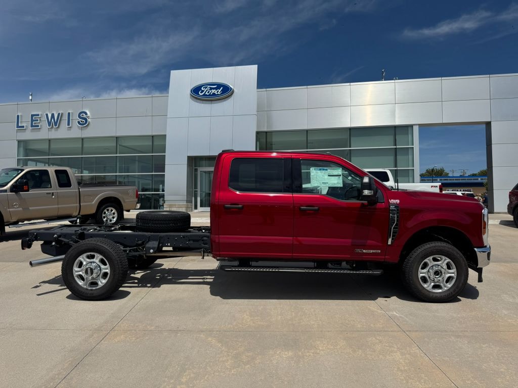 New 2025 Ford F-350 XLT Truck Crew Cab