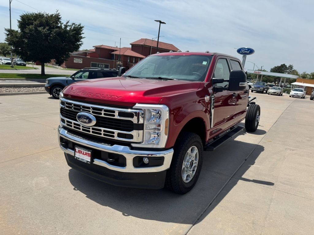 New 2025 Ford F-350 XLT Truck Crew Cab