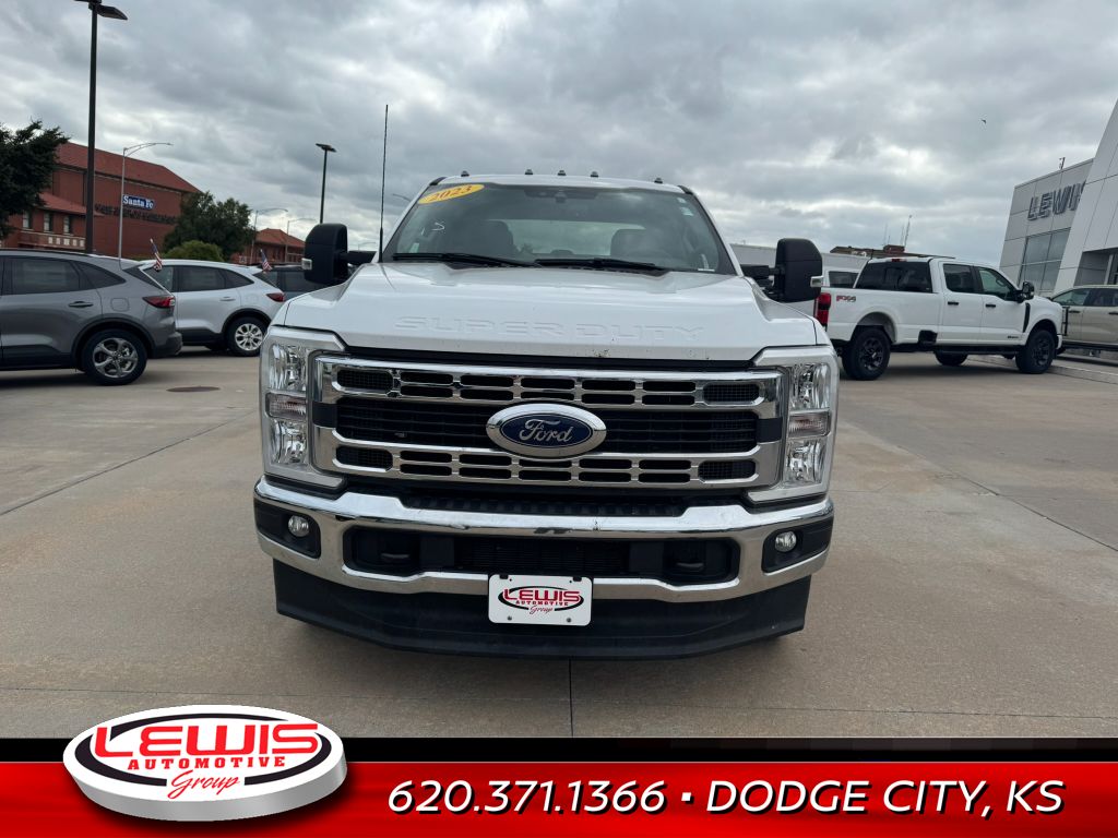 2023 Ford F-350 XLT photo 3