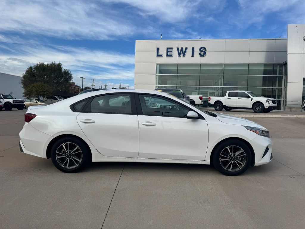 2023 Kia Forte LXS photo 2