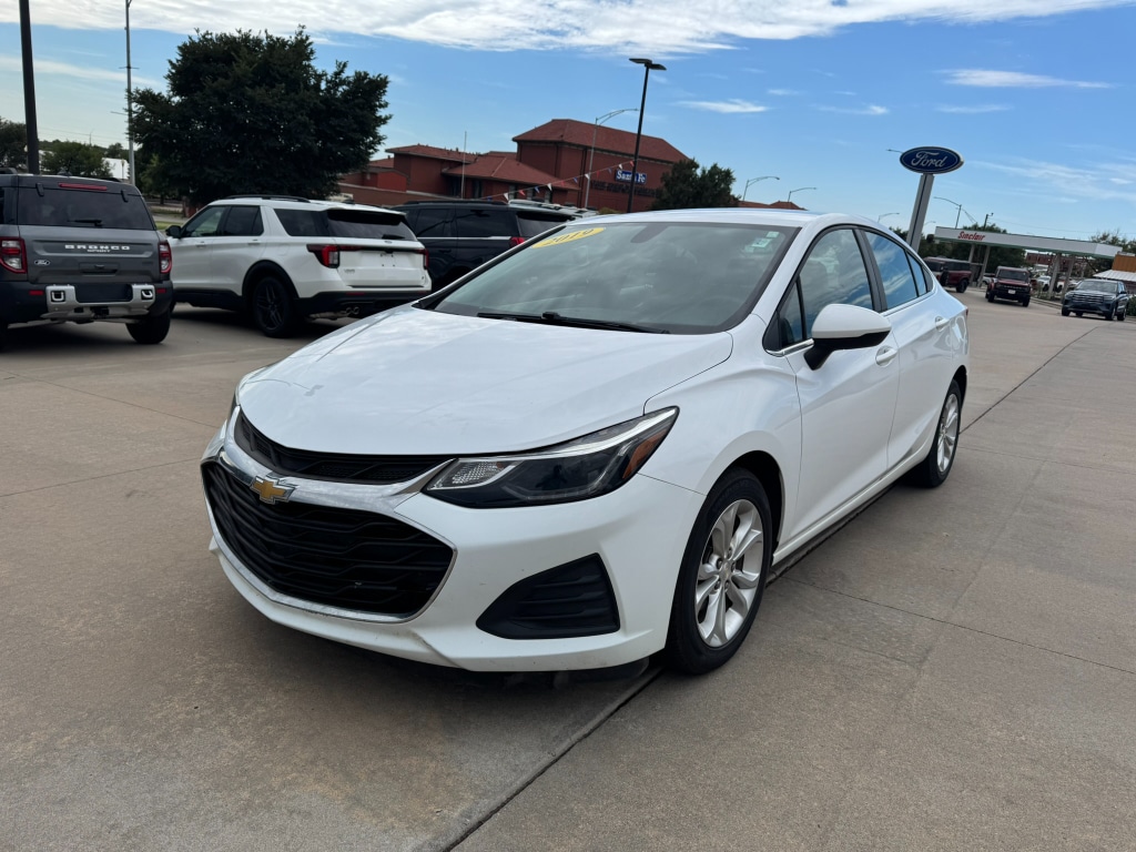 Used 2019 Chevrolet Cruze LT with VIN 1G1BE5SMXK7118132 for sale in Dodge City, KS