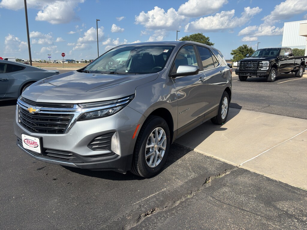 2024 Chevrolet Equinox LT photo 2