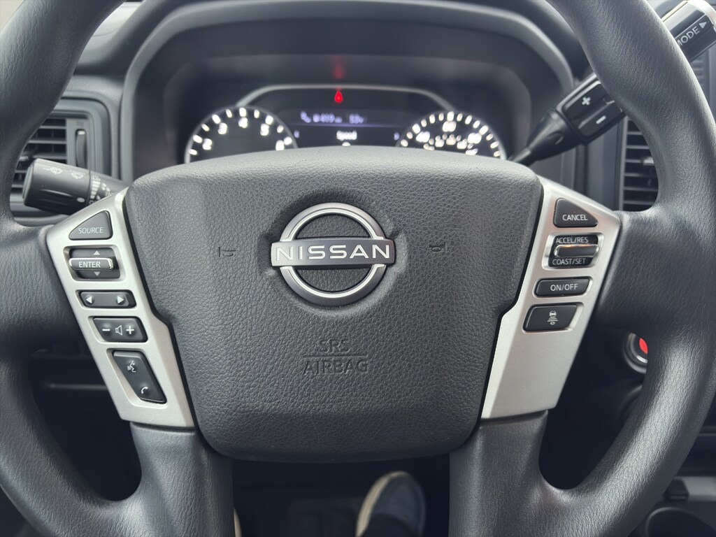 2023 Nissan Titan SV Crew Cab photo 3