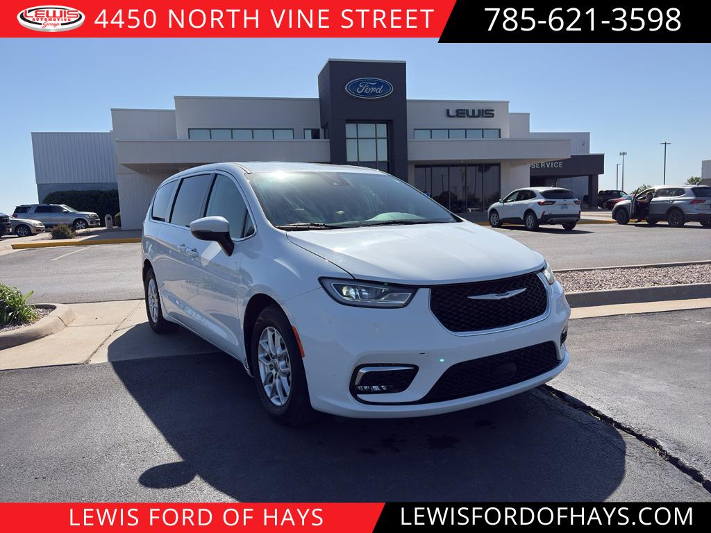 2023 Chrysler Pacifica Touring L's photo