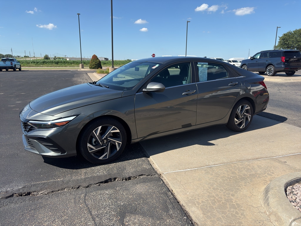 Used 2025 Hyundai Elantra SEL Convenience Sedan