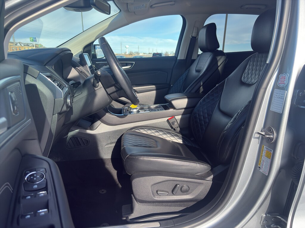 2024 Ford Edge Titanium photo 3