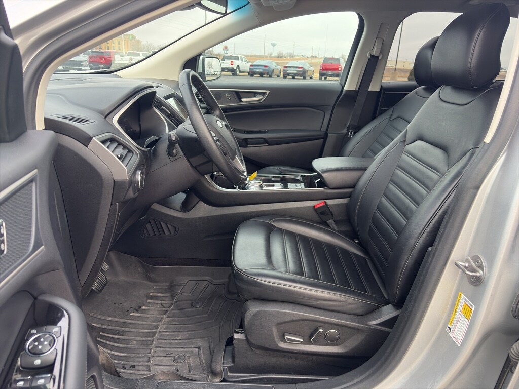 2019 Ford Edge SEL photo 3