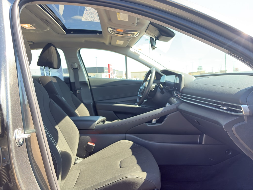 2025 Hyundai Elantra SEL - Photo 15