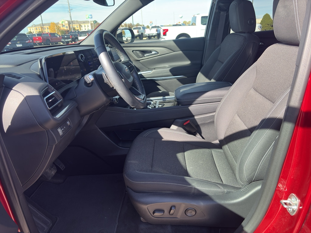 Used 2024 Chevrolet Traverse FWD LT Sport Utility