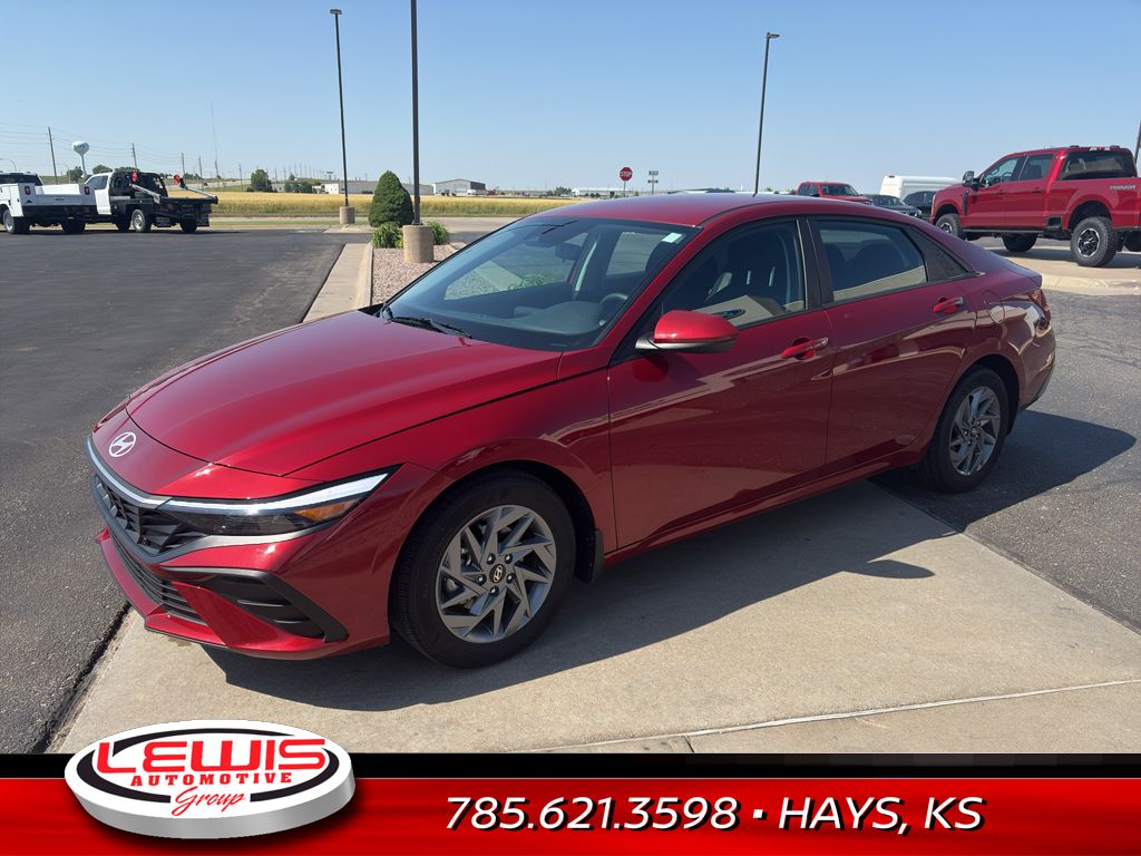 2024 Hyundai Elantra SEL photo 3
