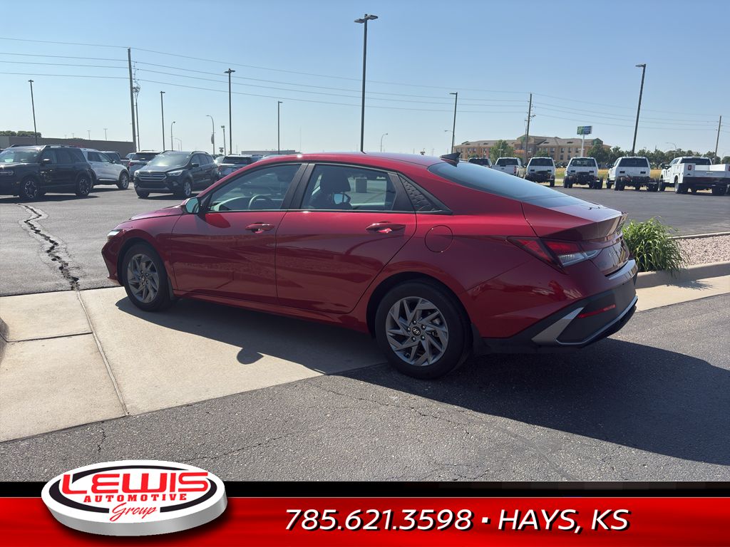 2024 Hyundai Elantra SEL photo 4