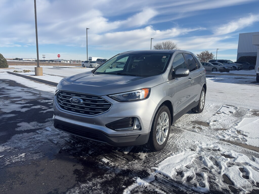 2024 Ford Edge Titanium photo 2