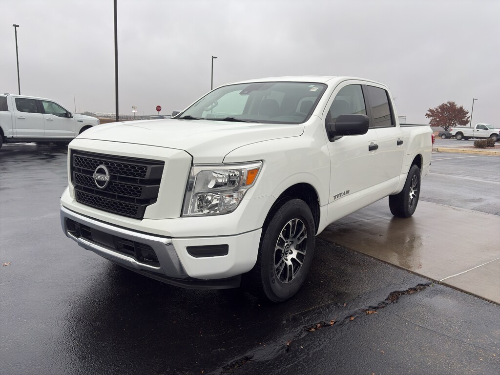 2023 Nissan Titan SV Crew Cab photo 2