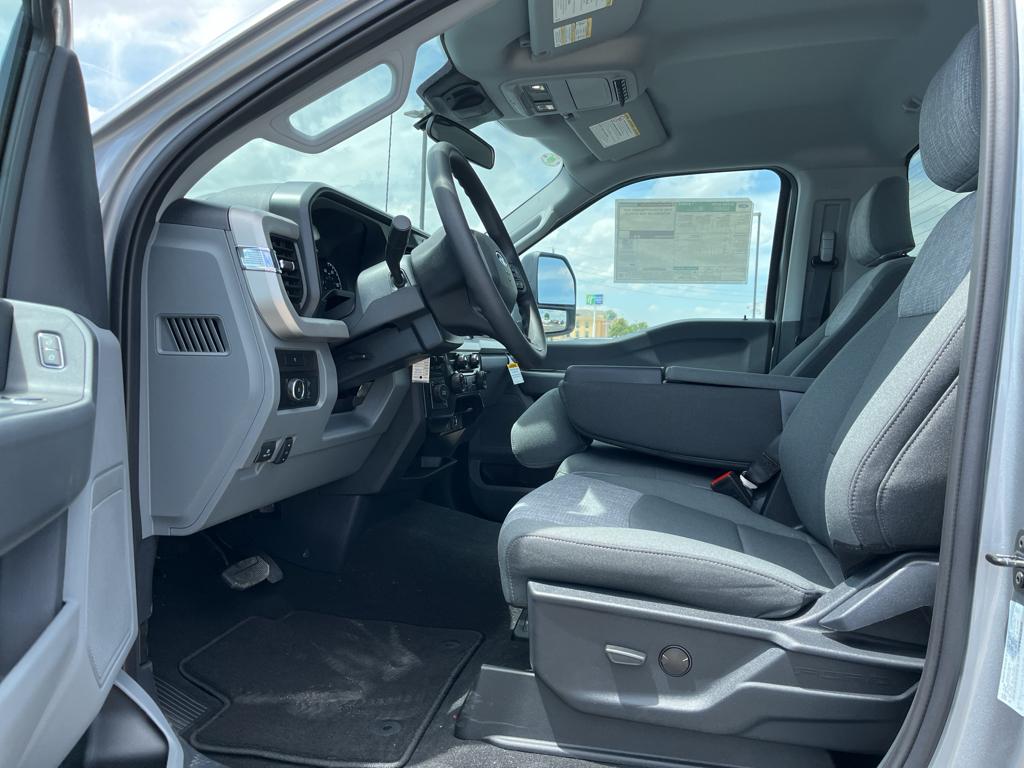 2024 Ford F-600 photo 2