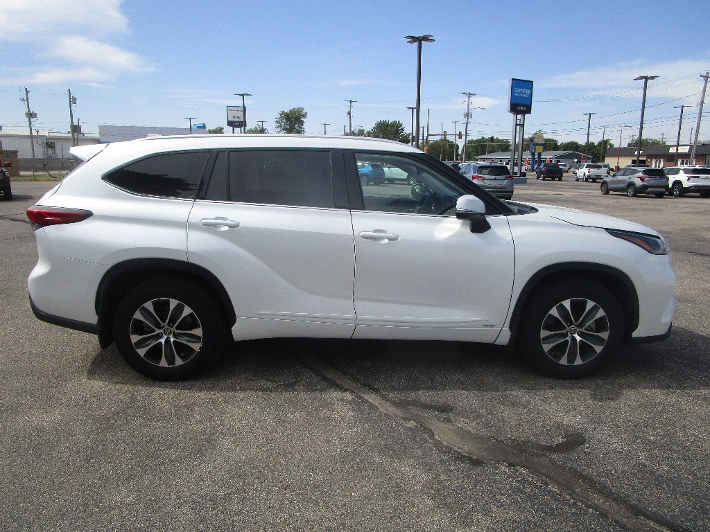 Used 2022 Toyota Highlander Hybrid XLE SUV