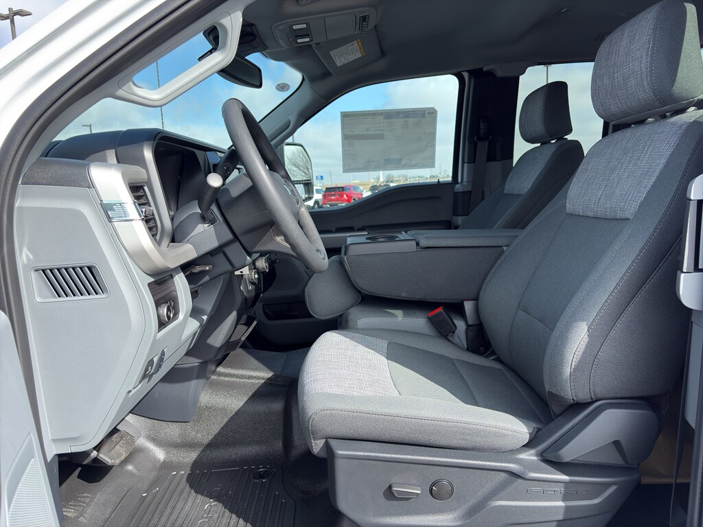 2026 Ford F-350 Super Duty Chassis Cab XLT - Photo 12