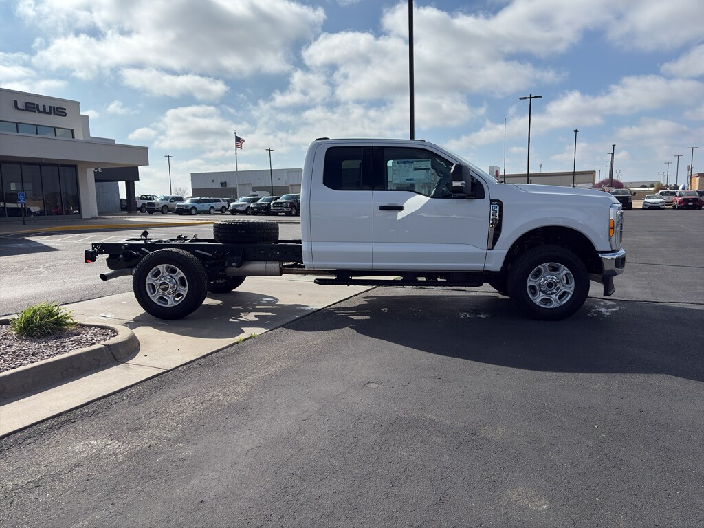 2026 Ford F-350 Super Duty Chassis Cab XLT - Photo 17
