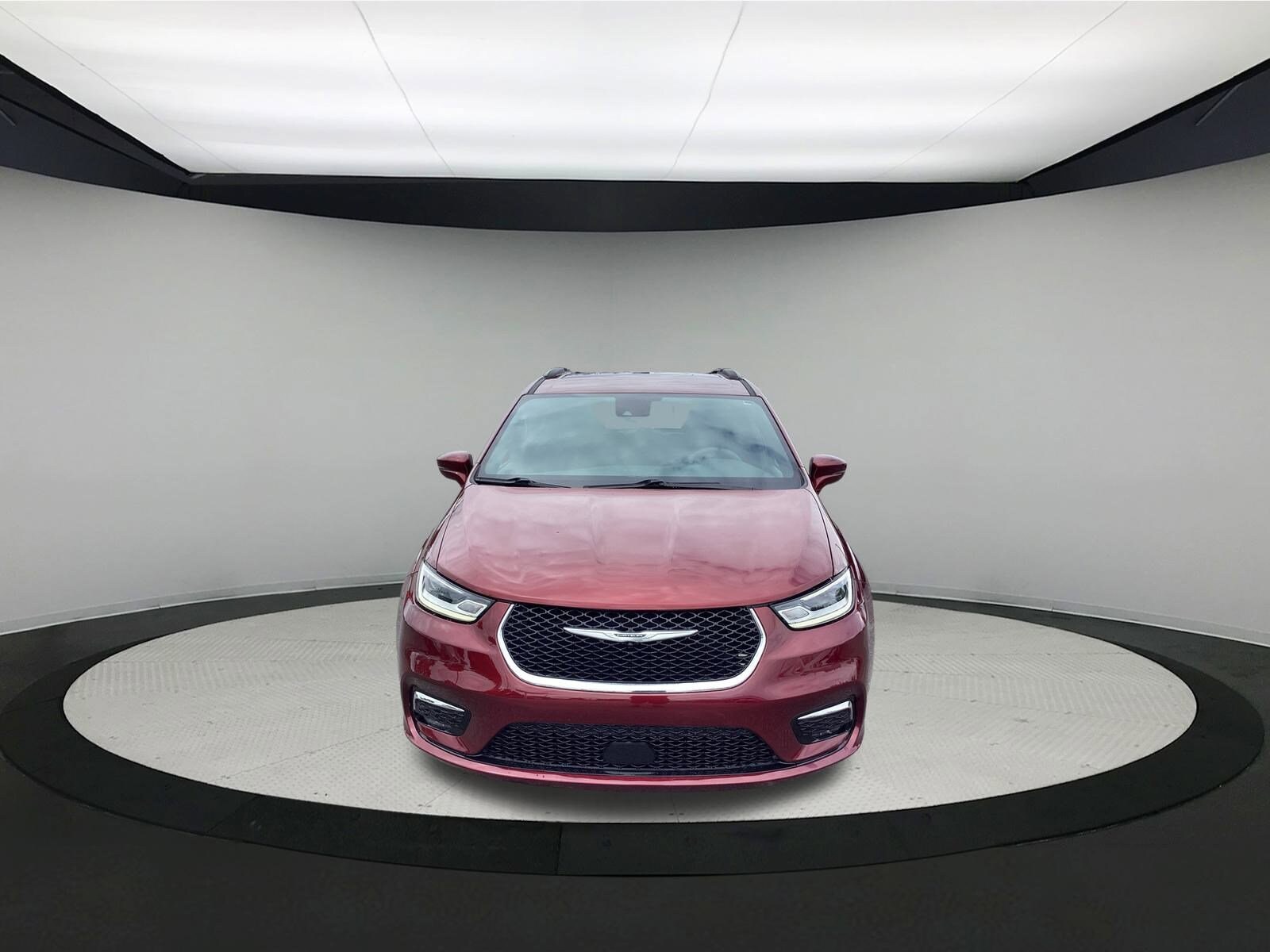 2022 Chrysler Pacifica Touring photo 2