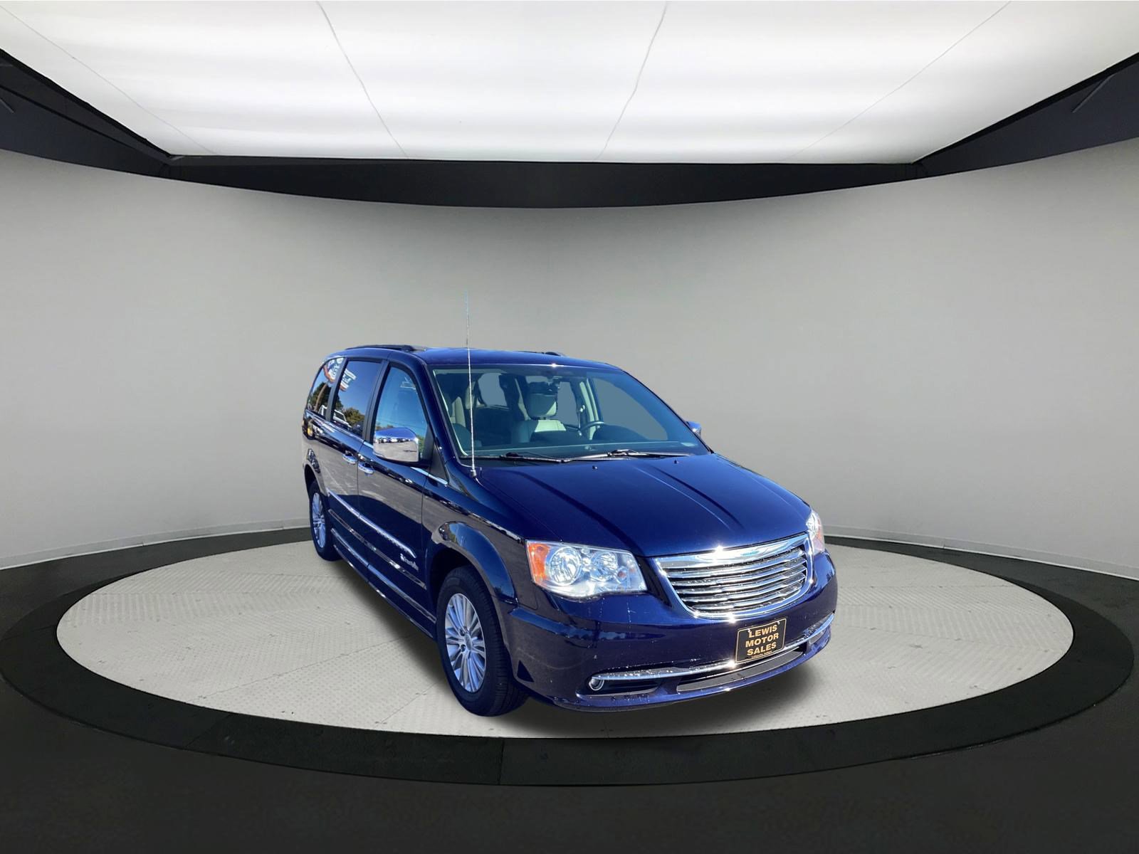 2015 Chrysler Town & Country photo 2