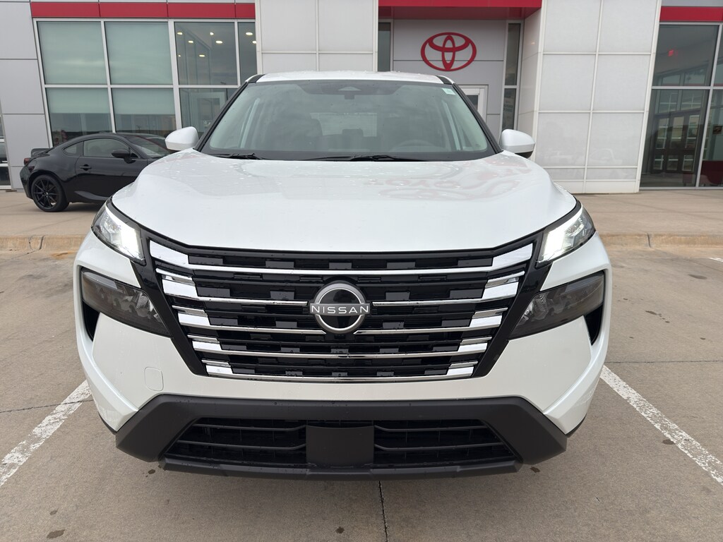 2026 Nissan Rogue SV photo 2