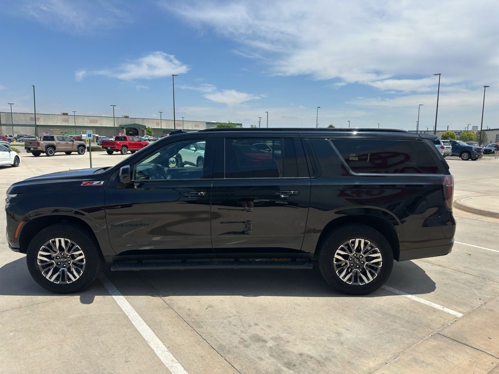2025 Chevrolet Suburban Z71 - Photo 2