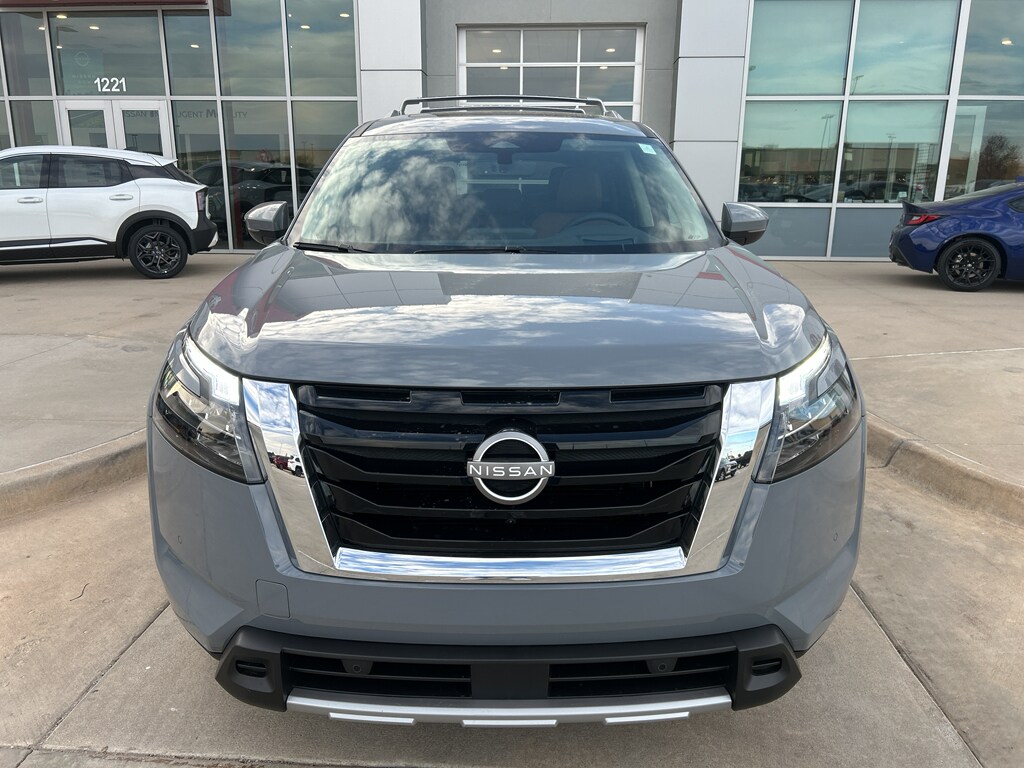 2025 Nissan Pathfinder Platinum photo 2
